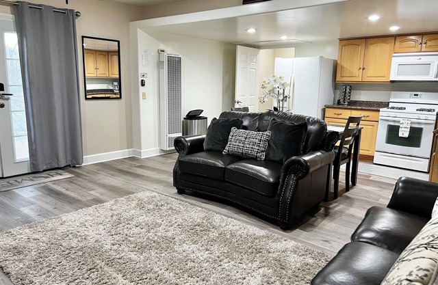 Comfy & Private 1 bedroom Guest House in Torrance