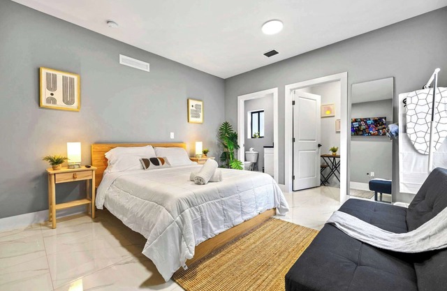 Comfy Studio W Essentials Near Airport