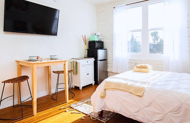 Comfy Sunlit Queen Studio! Pet friendly! Near DTLA