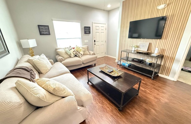 Comfy Villa 3BR Near Disney & Parks