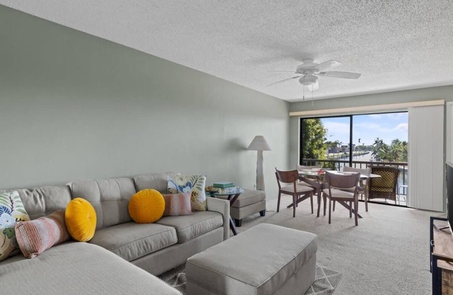 Comfy Waterfront Condo at Tennisplace, POOL OPEN