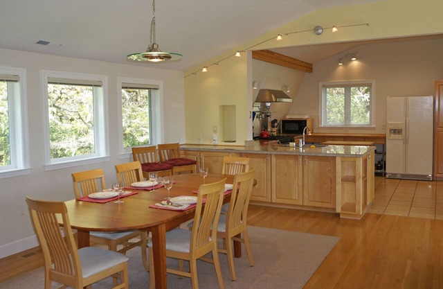 Comfy, Well-Appointed Guest House with a Beautiful View!
