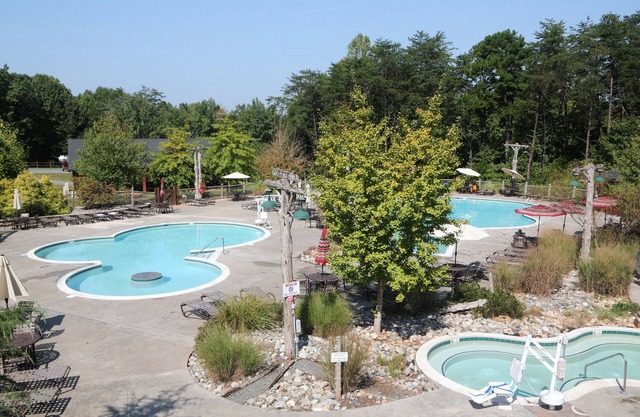 Commodious Shenandoah Crossing, 2 Bedroom Resort Cabin