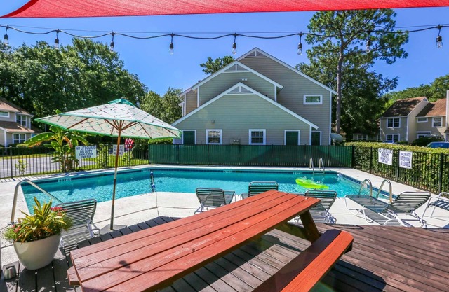 Community Pool! 12 Minutes to Beach & Downtown Charleston. Comfortable Family-Friendly Townhome.