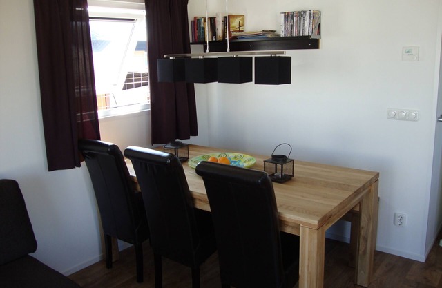 Complete and luxurious 6 person chalet at a holiday park on the coast