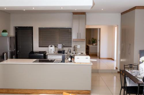 Complete Modern 3-Bedroom Home En-suite Near Mall & Major Attractions