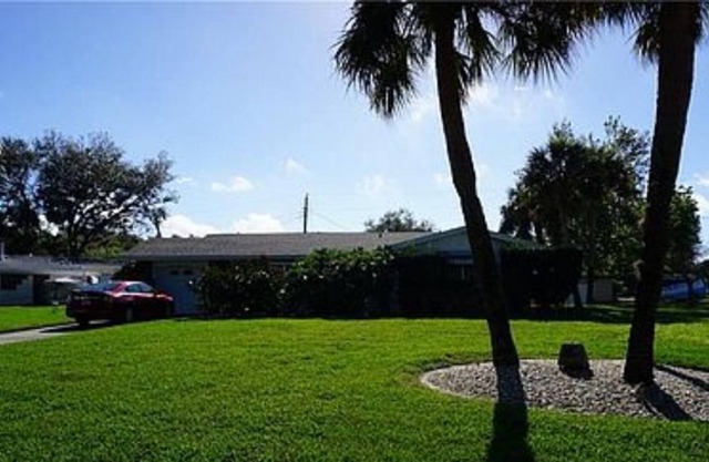 Complete remodeled 2000 sqf under AC home with out door heated jacuzzi .