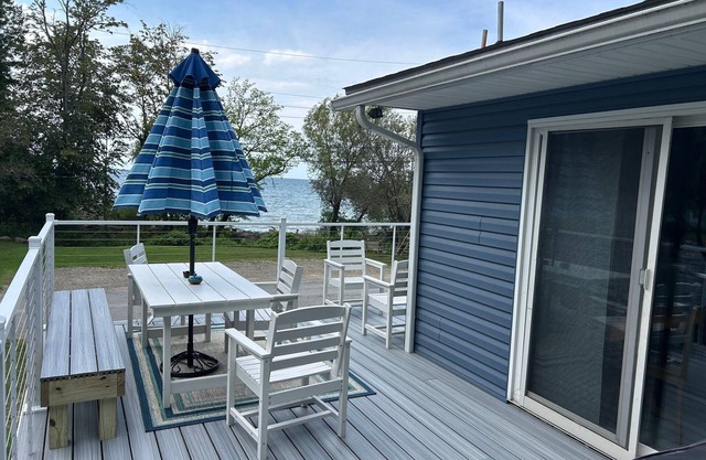 Completely Remodeled Lake House w 3 bedrooms 2 bath, deck & amazing beach view