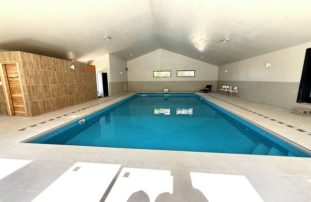 Completely Renovated 6 Bedoom/6.5 bathroom with Indoor Pool, Hot Tub & Sauna