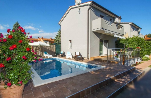 Complex Dora - ideal for 3 friendly families