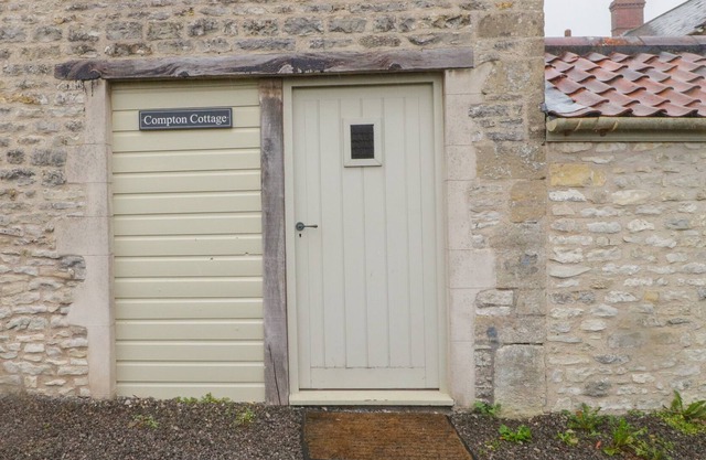 COMPTON COTTAGE, family friendly in Shepton Mallet