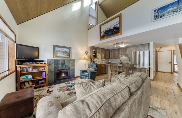 Condo in Great Location, View of Golf Course & SHARC Passes - Dogs OK