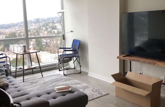 Condo near malls, many restaurants nearby sky train