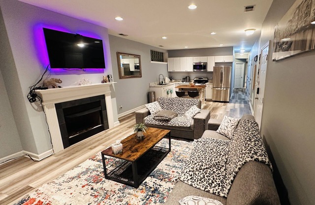 Condo Near O'Hare & Downtown - 15 & 25 Min Away