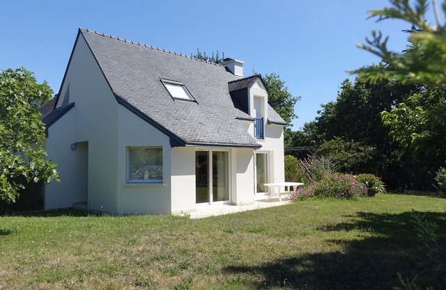 Contemporary House for 10 Near Beach and Village, All Amenities Included