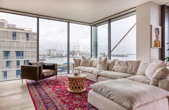 Contemporary 2-Bed Apartment with Study & Harbour