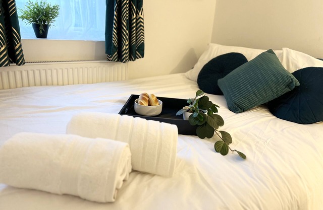 Contemporary 2 bed Apt Close to Mall with Free Parking & Fast Wifi