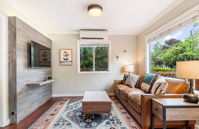 Contemporary 2-Bedroom Retreat: Near UP and St. Johns