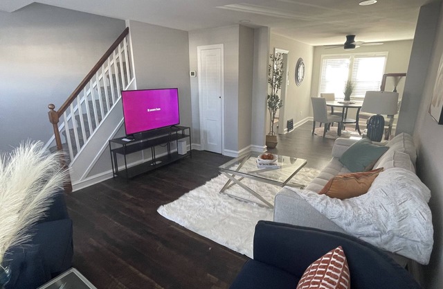 Contemporary 2 BR Townhome- Pet Friendly!