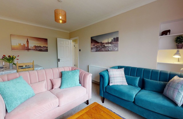 Contemporary 2 Bed Apartment With Private Garden