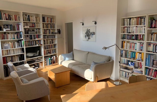 Contemporary apartment on the banks of the Canal du Midi.85 m2. Private garage.