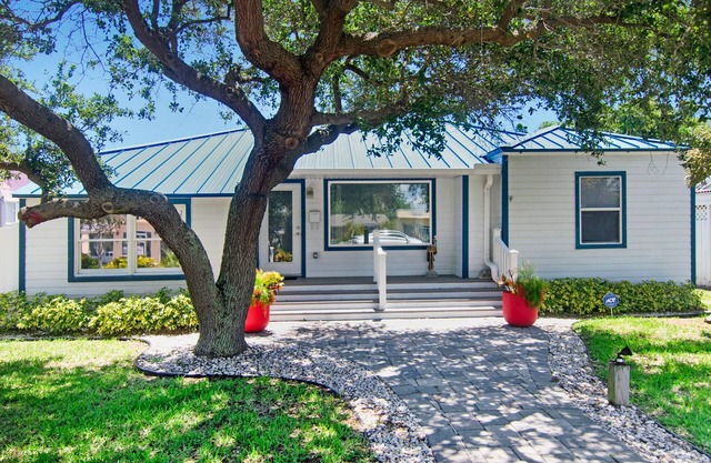 Contemporary, Beautiful Cottage in the Heart of Downtown, One Block to the Beach