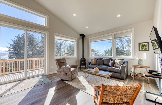 Contemporary built dog-friendly house w/partial ocean views,
