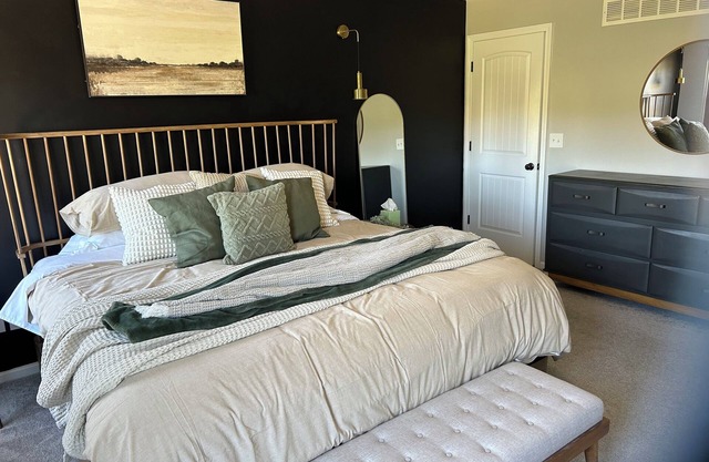 Contemporary Comfort - Lux 5 Bdrm 4King Escape