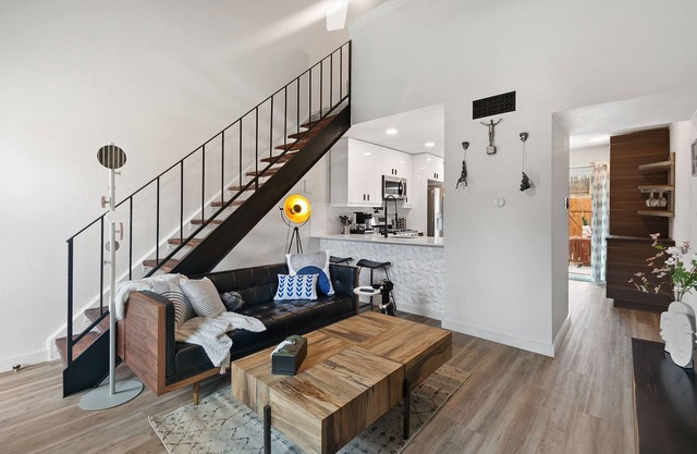 Contemporary Couples Getaway Minutes From Austin Favorites - Loft 21