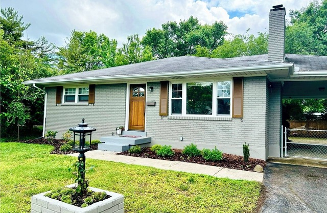 Contemporary Derby Rental w/Private Driveway 15 Min to the Track. Pets Welcome!
