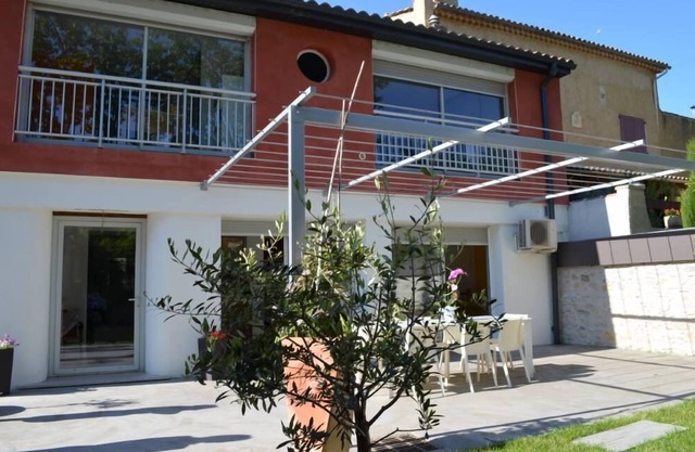 CONTEMPORARY HOUSE IN THE HEART OF PROVENCE/POOL