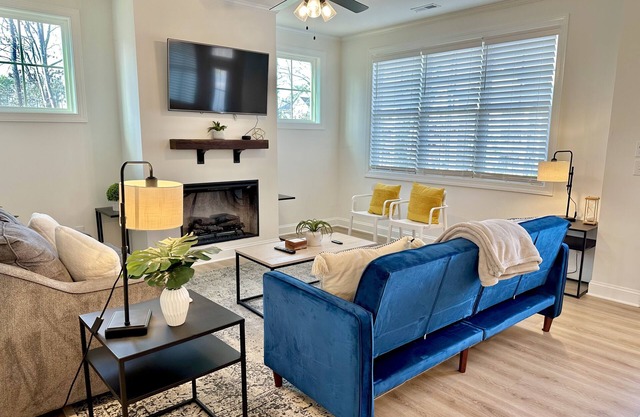 Contemporary Gem Family Townhouse w/King Bed in Garner