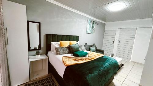 Contemporary Gem: Studio with Serene Pool View