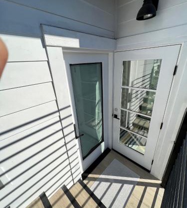 Contemporary Guest Studio with Roof-top Deck Walk to Santa Monica Beach