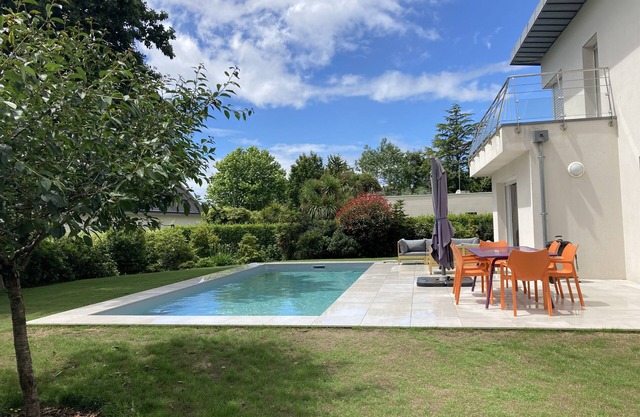 CONTEMPORARY HOUSE 5 PEOPLE
