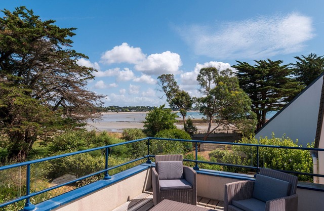 Contemporary house, beach within walking distance