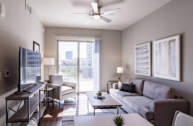 Contemporary large 1BR, in unit Washer/Dryer, FREE parking with all amenities!