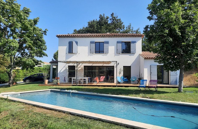 CONTEMPORARY PROVENCAL MAS WITH SWIMMING POOL 11m