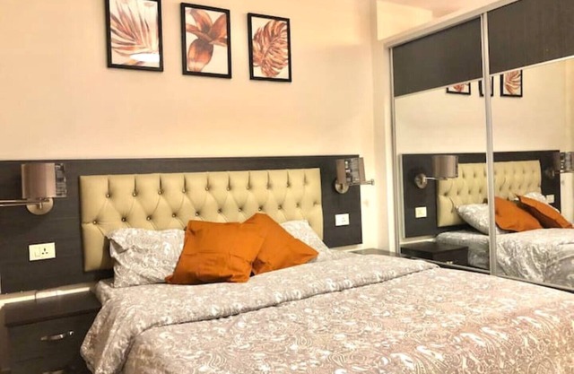 Contemporary studio 13 mins to downtown - few steps to great food, cafes, shops