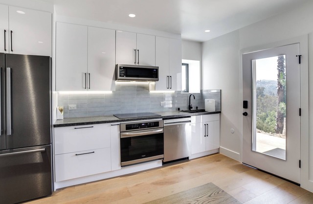 Contemporary Woodland Hills Retreat Near US-101!