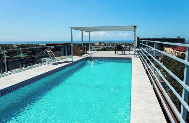 Contemprorary design 2-bedroom apartment in Kingston with WiFi, fitness room, AC