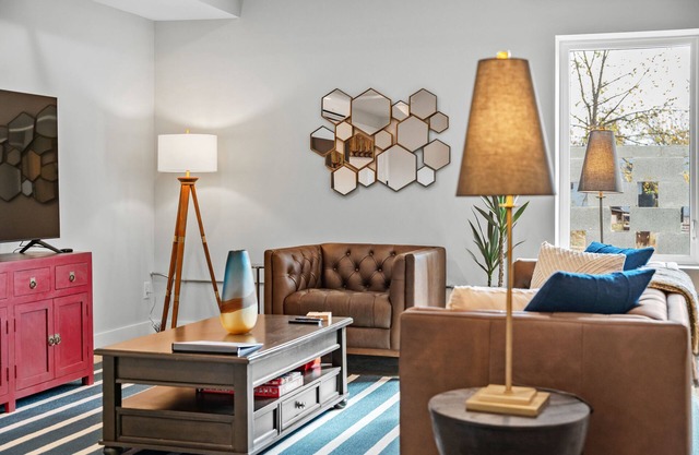 Convenient 2 bedroom on Main St