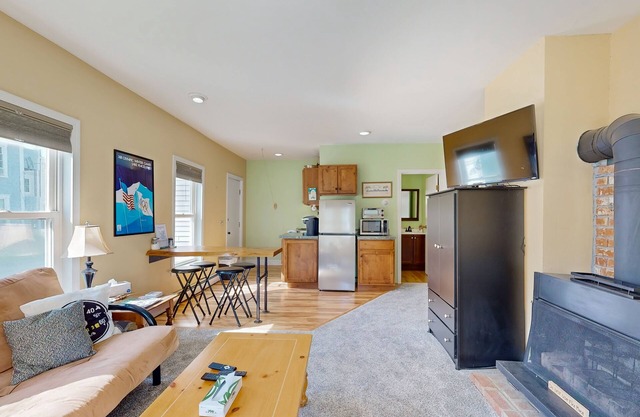 Convenient 3BR condo, close to Okemo, wifi, TV, village dining & walking