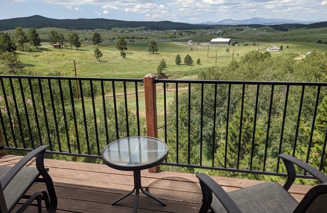 Convenient Locale in the Heart of Divide w/Magnificent Views, multi decks, BBQ