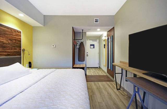 Convenient Room Near Airport & Shopping w/Free Shuttle, Breakfast & Parking
