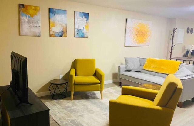 "Convenient Stay: DIA, Anchutz, City & Mountains!"