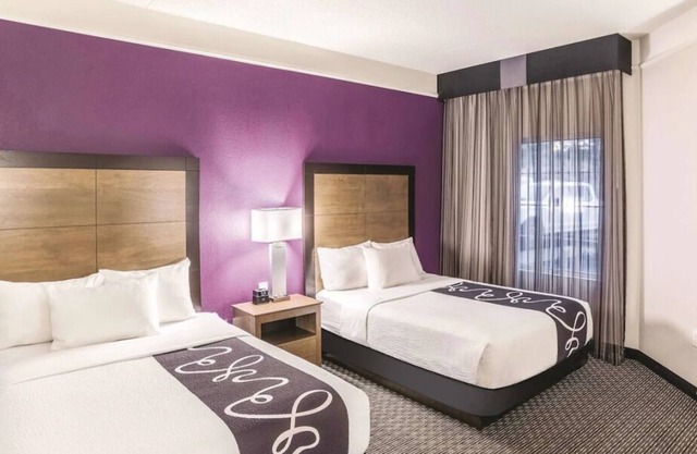 Convenient Stay, Superb Location! 3 Comfortable Units, Pool, Free Breakfast