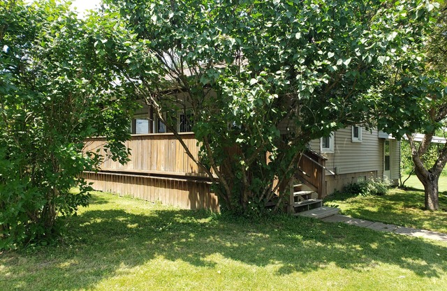Conveniently located 2 bedroom home only minutes from hiking and state park fun!