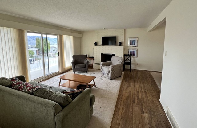 Conveniently located between TRU & RIH 4 bed full house, Central AirConditioner