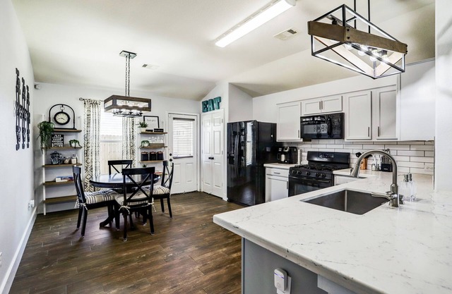 Conveniently located by IAH Airport and Highways. Family and Pet-friendly.